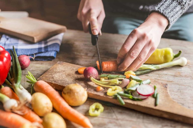 https://www.totalmed.com/ee/page-uploads/travel-nurse-life-hacks-quick-and-easy-meal-preps-768x512-1.jpg
